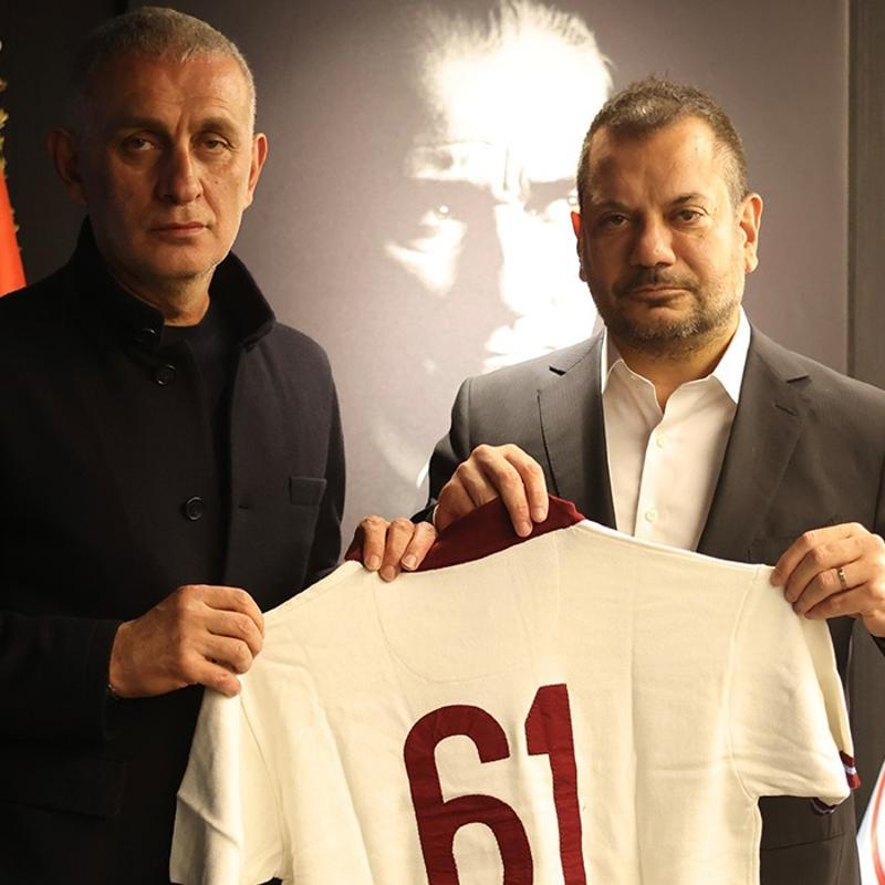 Ertu�rul Do�an'dan Hac�osmano�lu'na forma hediyesi