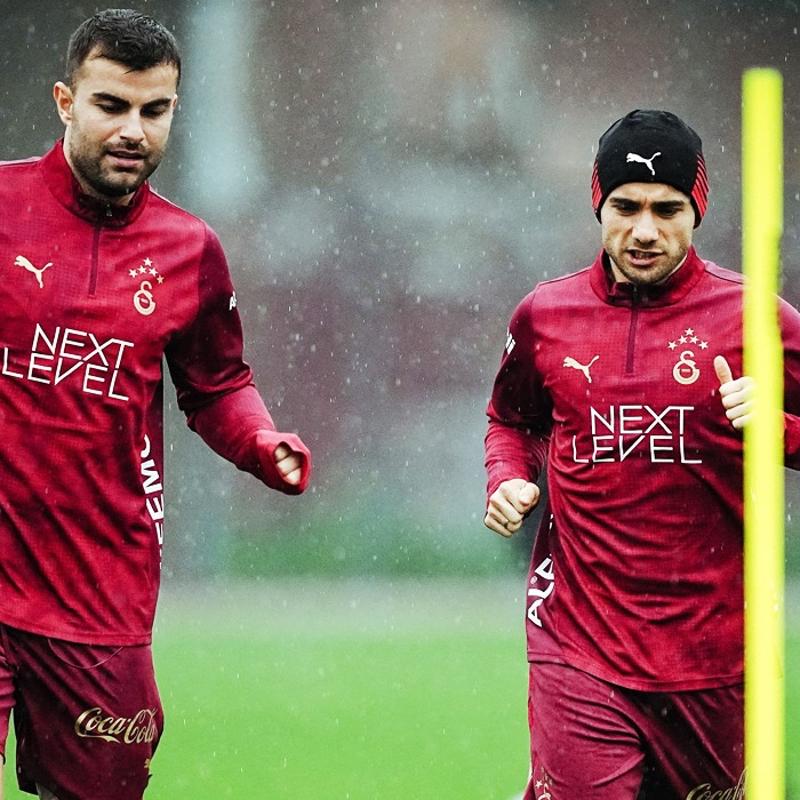 Galatasaray'da s�cak geli�me! Derbi �ncesi Yunus Akg�n s�rprizi