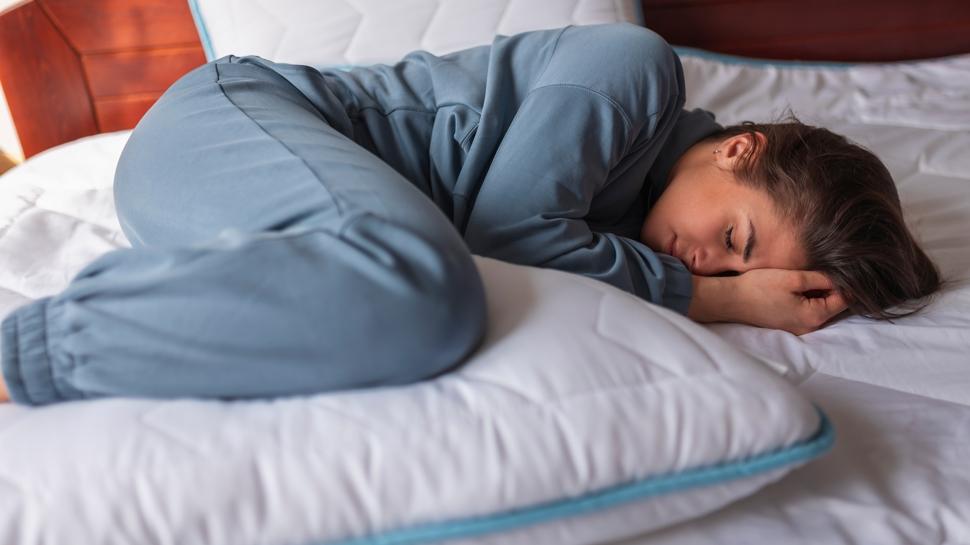 Kalp ağrılarını tetikliyor: İltihabın nedeni uyku pozisyonu