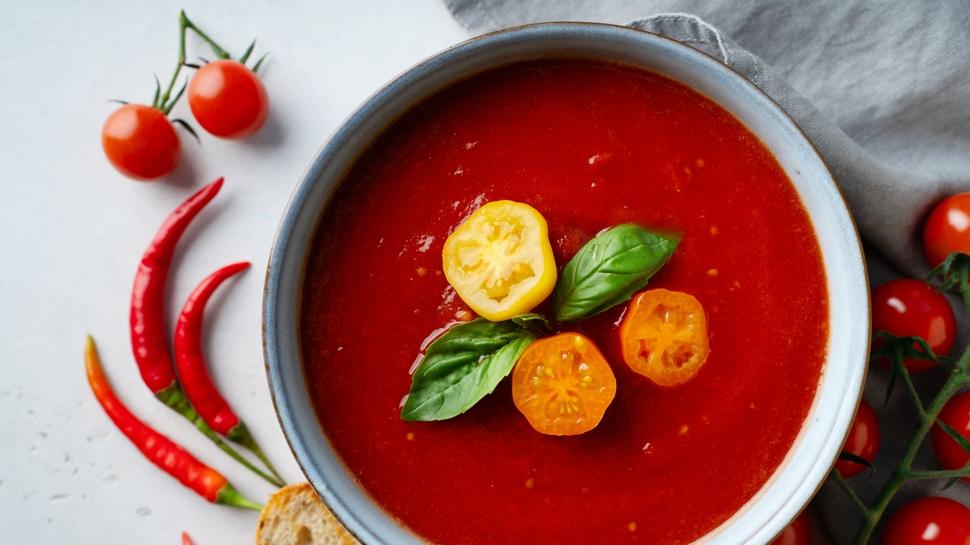 Kaşarı üzerinde eriyor: Sıcacık domates çorbası tarifi