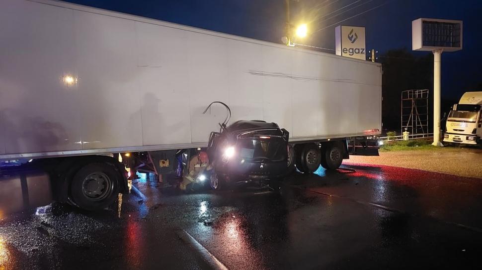 Korkunç kaza: Tıra çarpan araçtaki karı koca hayatını kaybetti