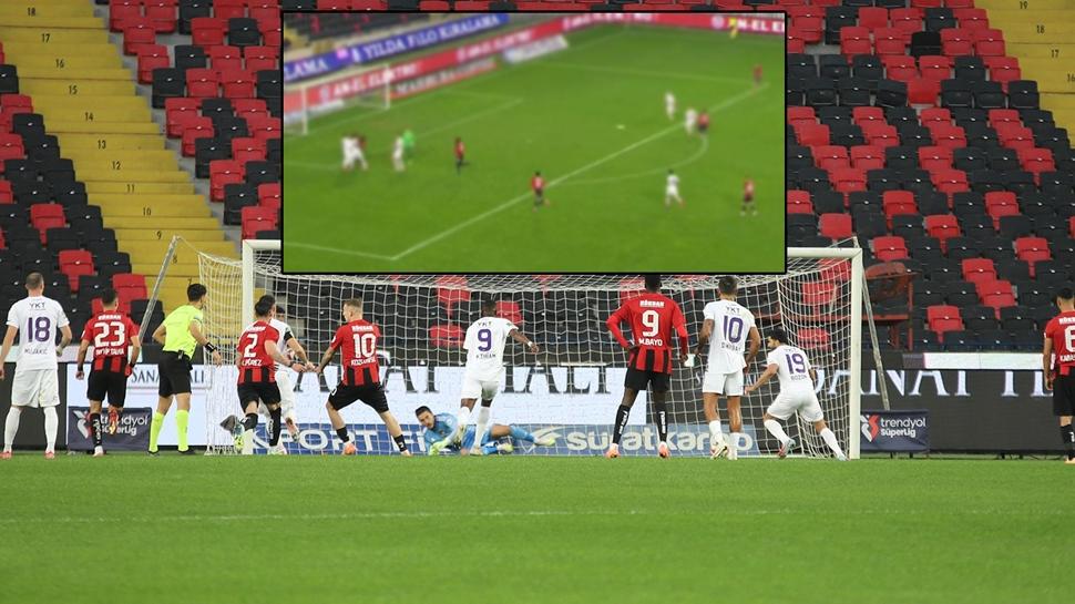 Süper Lig'de bu da oldu! Kaleci kaleyi bıraktı rakip oyuncu golü attı