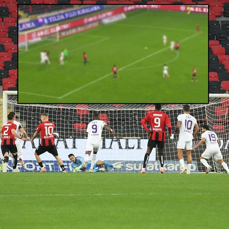 S�per Lig'de bu da oldu! Kaleci kaleyi b�rakt� rakip oyuncu gol� att�