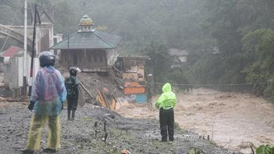 Endonezya sel ve toprak kaymas facialar can ald 