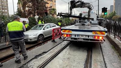 Tramvay yolunda kalan otomobil nedeniyle seferlerde aksamalar yaand
