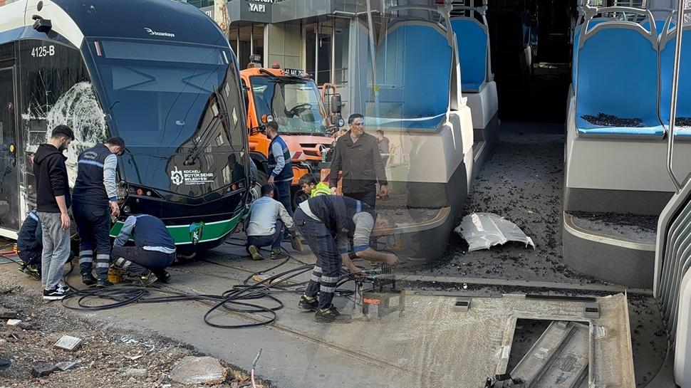 Çöp kamyonu ve tramvay çarpıştı: Yaralılar var