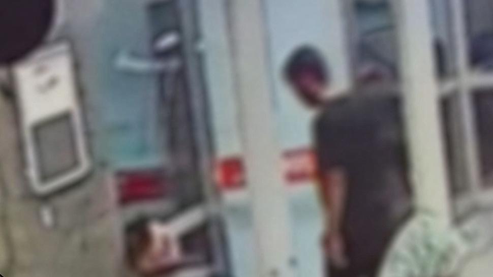 Hırsızlık anı kamerada... Beyoğlu'nda cep telefonu çalındı