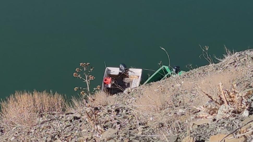 Otomobil baraja uçtu: İçindeki 3 kişi aranıyor