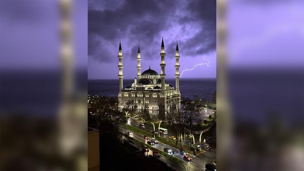 Şimşekler geceyi aydınlattı... Zonguldak'ta kartpostallık görüntü