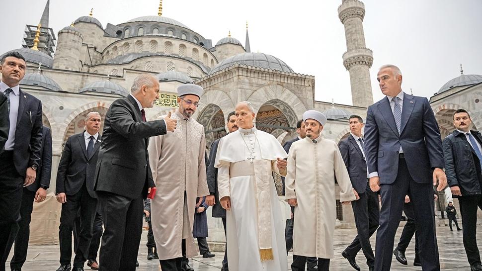 Sultanahmet'e Papa ziyareti! Mihraba hayran kaldı