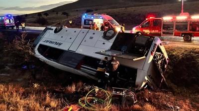 Afyonkarahisar'da feci kaza! Yolcu otobs devrildi: ok sayda l ve yaral var