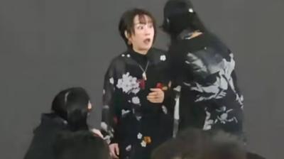 İki ülkenin gerginliği konsere sıçradı! Ünlü şarkıcının sesini kestiler