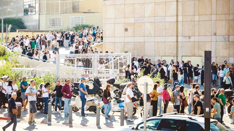 Binlerce srailli, Portekiz vatandal iin kuyrukta