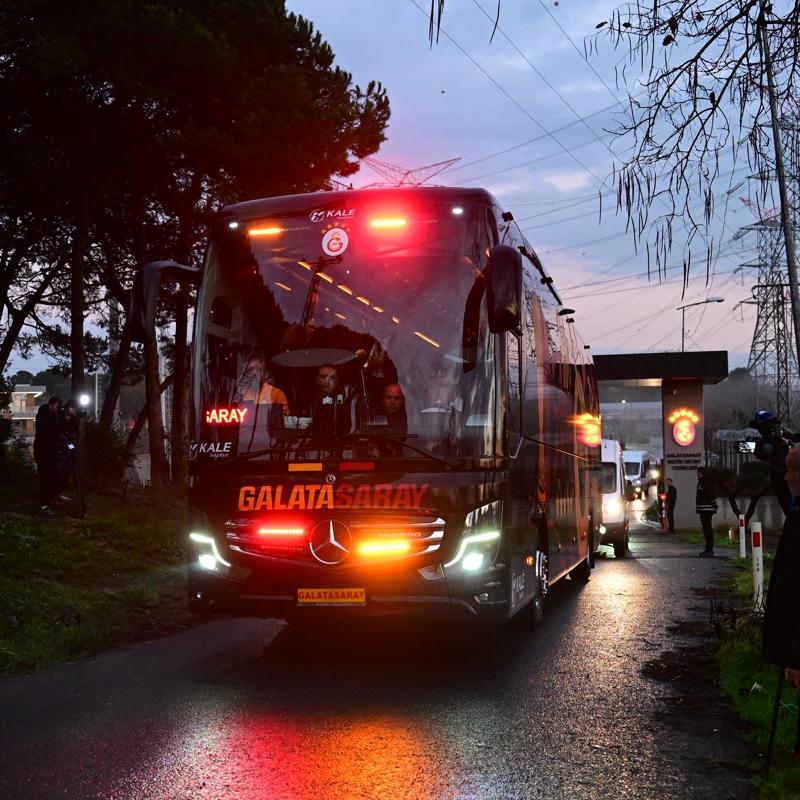 Galatasaray, dev derbi �ncesi Kad�k�y'e hareket etti