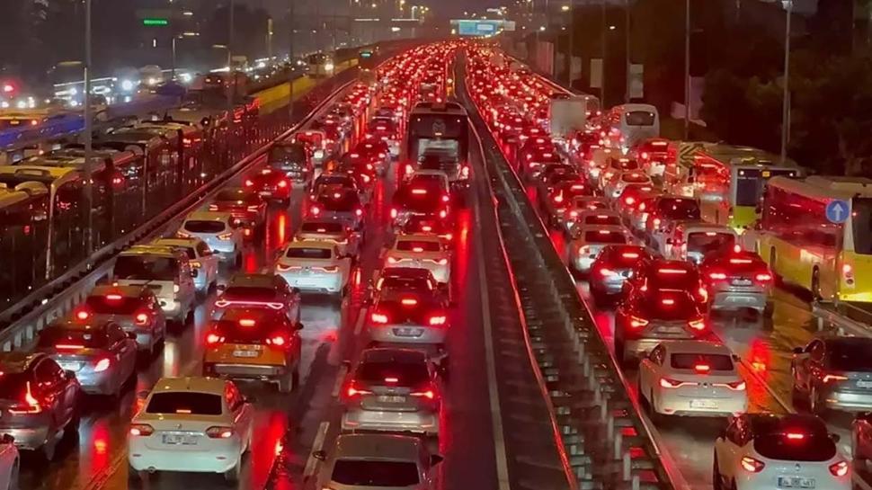 İstanbul'un bitmeyen trafik çilesi... Yollar kilitlendi