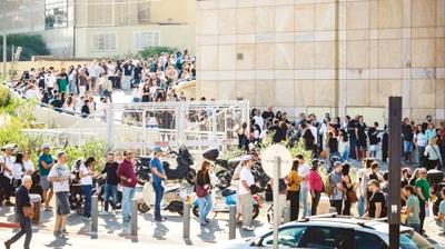 Binlerce srailli, Portekiz vatandal iin kuyrukta