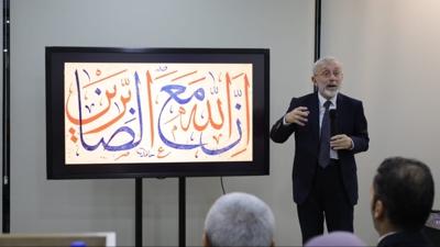 Prof. H�srev Suba��, Tunus'ta T�rk Hat Sanat�'n� anlatt�