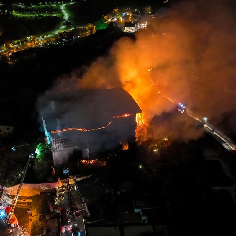 skdar'da metruk binada yangn... Blgeye ok sayda ekip sevk edildi