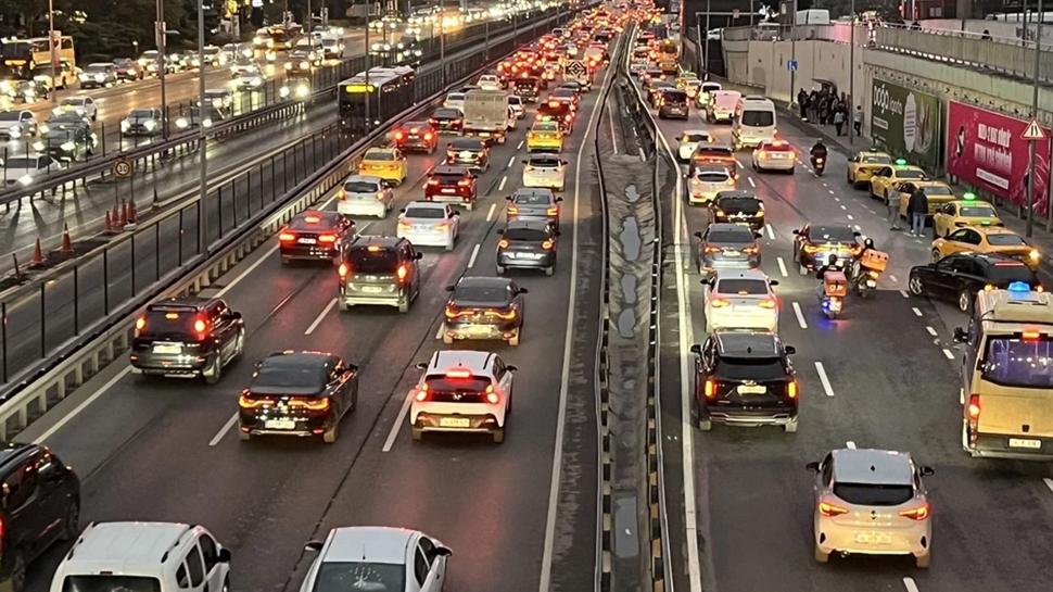 Yamurla gelen ile! Haftann ilk gnnde trafik kitlendi