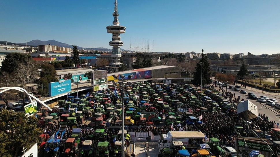 Yunanistan'da çiftçiler eylemde! Atina-Selanik yolunu trafiğe kapattılar