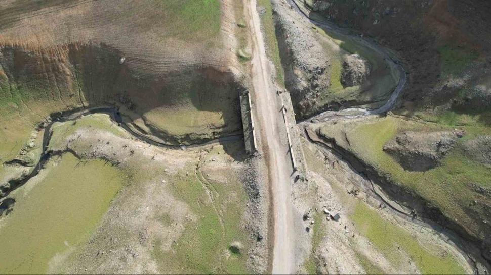 Gke Baraj'nda arpc manzara... Tarihi yol grnd