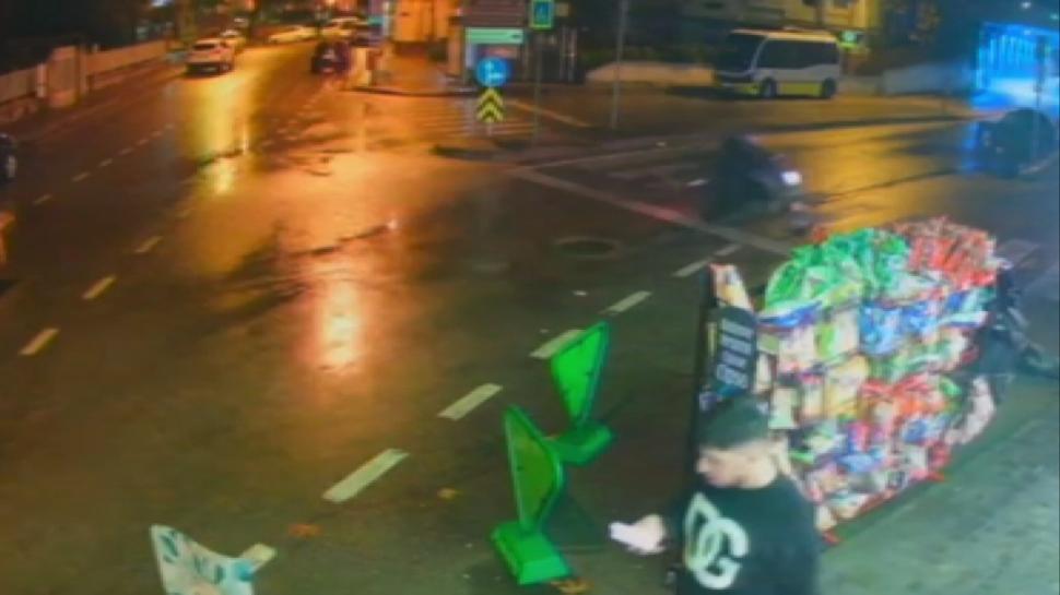 Korkunç kaza kamerada: Motosiklet sürücüsü başını bariyere vurdu