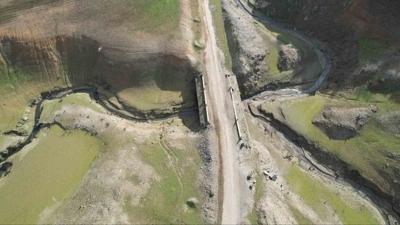 G�k�e Baraj�'nda �arp�c� manzara... Tarihi yol g�r�nd�