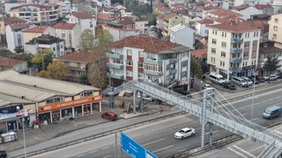Kocaeli'de evin ii grld iin yklan st geidin yerine yenisi yapld