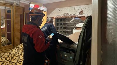 Kocaeli'de şaşırtan olay! Dairesinin zili çalınca yatak odasının yıkıldığını öğrendi