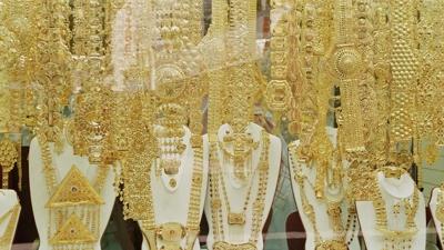 Kuyumcuya gitti, altn kolyeyi yuttu