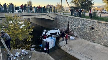 Mula'da kaza yapan otomobil dereye utu: 5 yaral