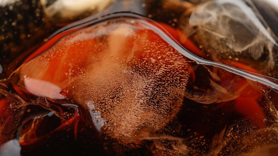 Yemeklerin yanında afiyetle içiliyor ama mideyi iflas ettiriyor! 1 bardağı vücutta zehre dönüşüyor