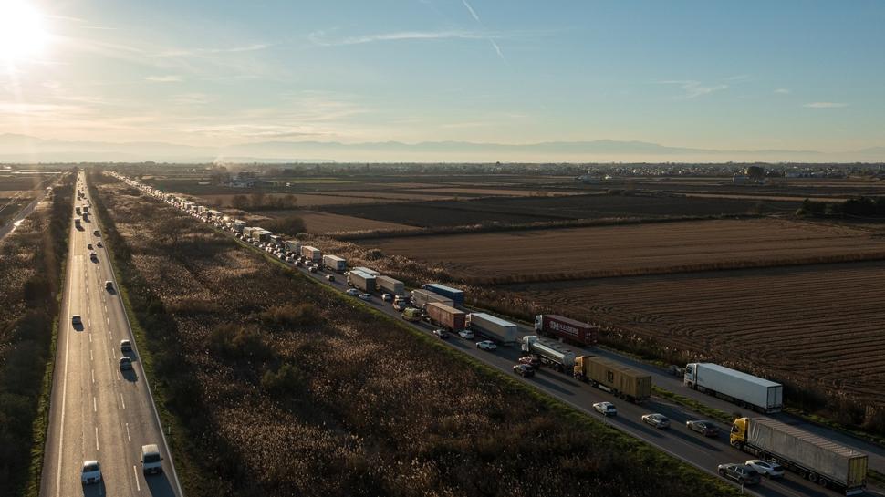 Yunanistan'da çiftçiler eylemde... Atina-Selanik yolunu trafiğe kapattılar