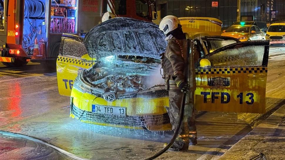 Beyoğlu'nda seyir halindeki takside yangın... Otomobil alevlere teslim oldu