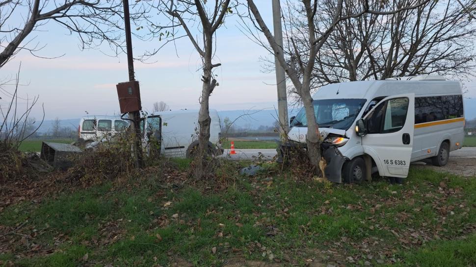 İnegöl'de servis minibüsü otomobil ile çarpıştı: 11 yaralı