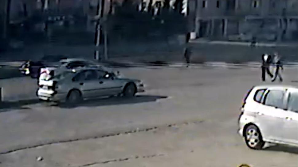 Otomobilin arpt yal kadn metrelerce savruldu: O anlar kamerada