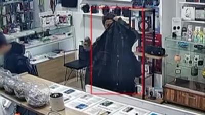 Esenyurt'ta ilgin hrszlk! nce telefonunu bedava tamir ettirmek istedi sonra...