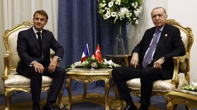Talep Macron'dan geldi! Bakan Erdoan'dan kritik grme