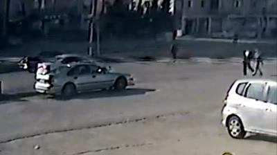 Otomobilin arpt yal kadn metrelerce savruldu: O anlar kamerada