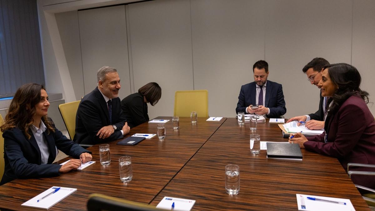 Hakan Fidan NATO Anita Anand fotoraflar resimleri