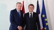 Talep Macron'dan geldi... Bakan Erdoan'dan kritik grme
