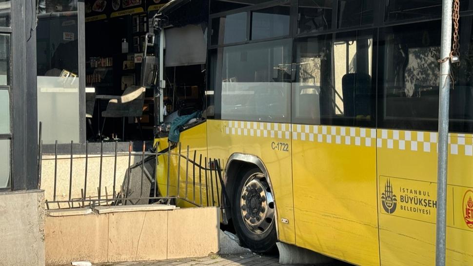Üsküdar'da İETT otobüsü börekçiye daldı: Yaralılar var
