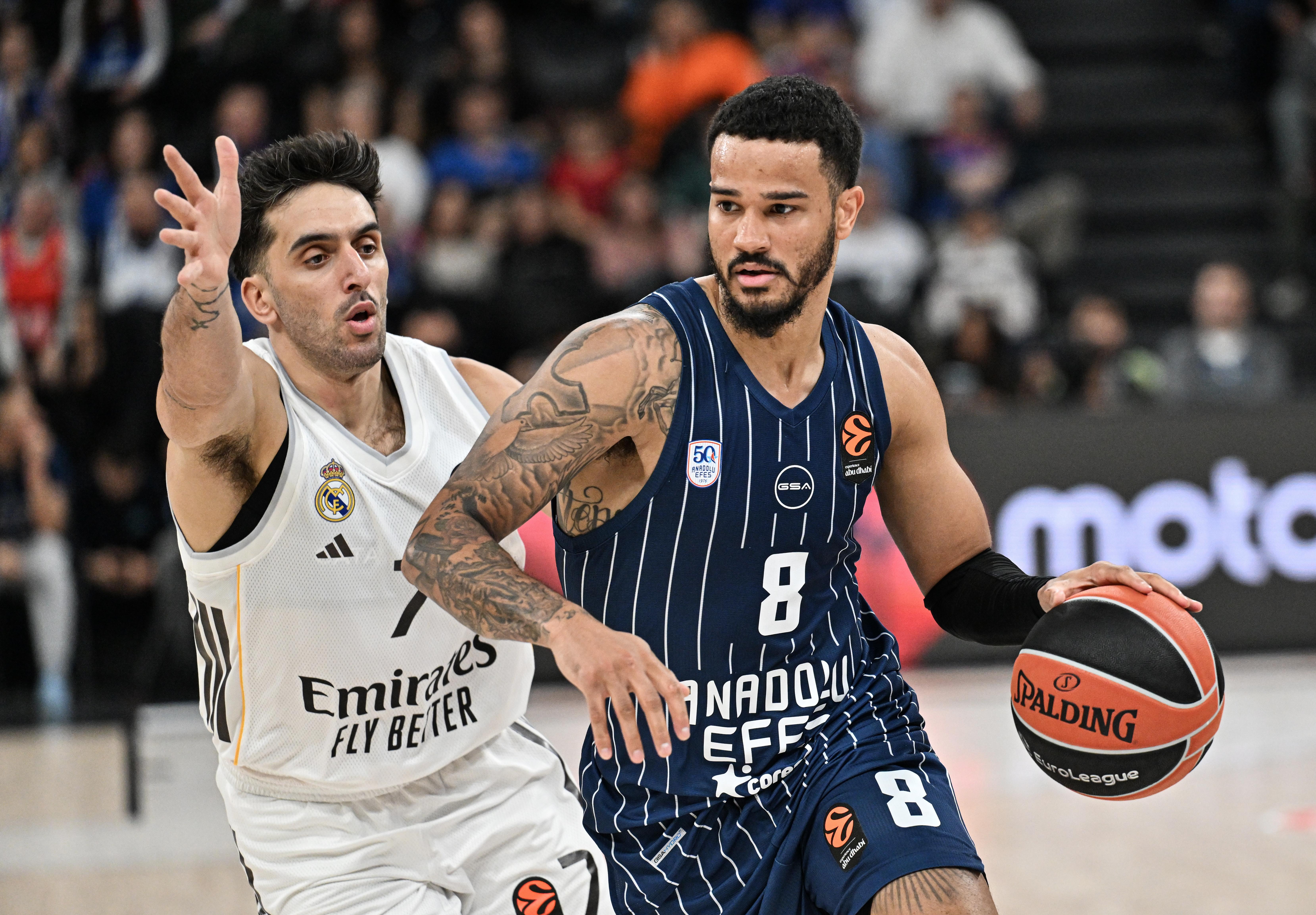Anadolu Efes'te kt gidi, Real Madrid karsnda da srd