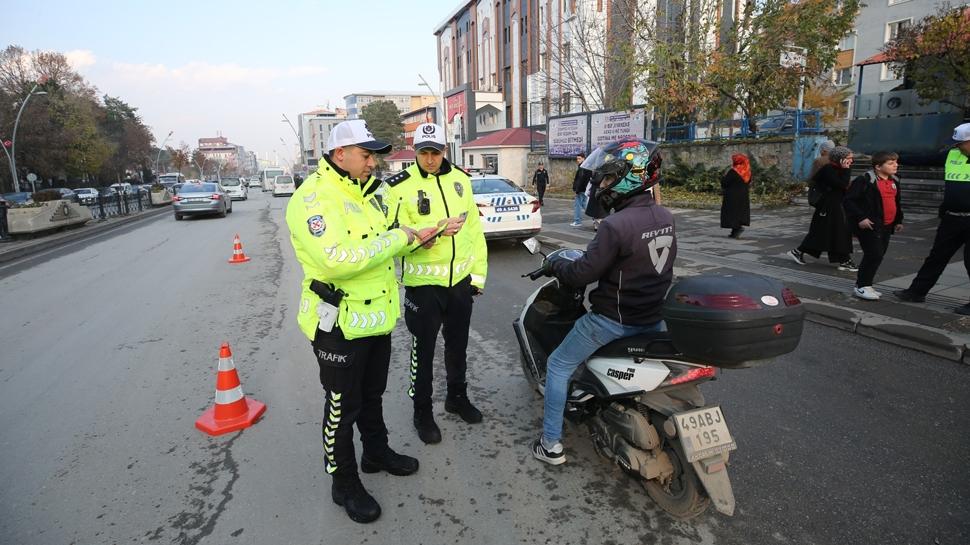 Polisin kuryeye uzatt eldiven yrekleri stt... O grntler byk beeni ald