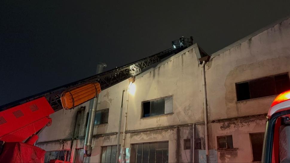 Bakırköy'de iş yeri yangını korkuttu: Alevler itfaiye tarafından söndürüldü