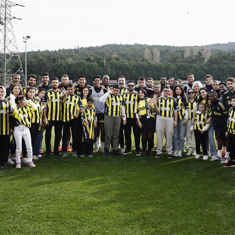 Fenerbah�e'de futbolcular, �zel �ocuklarla bir araya geldi