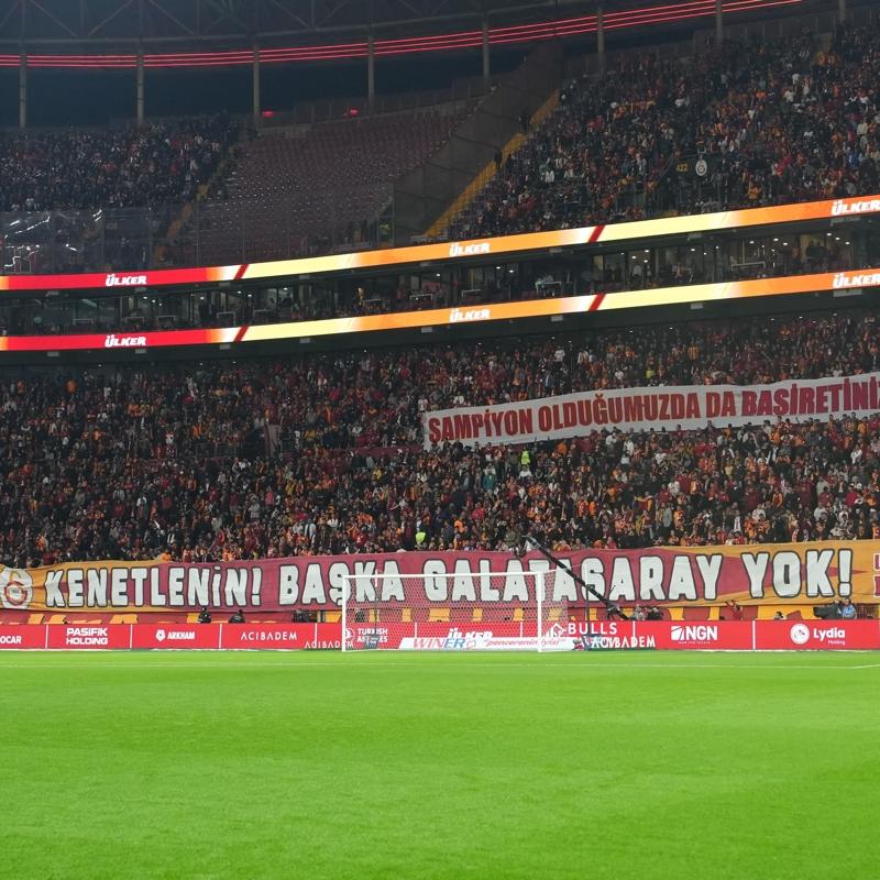 Galatasaray taraftarlar�ndan �ampiyonluk pankartlar�