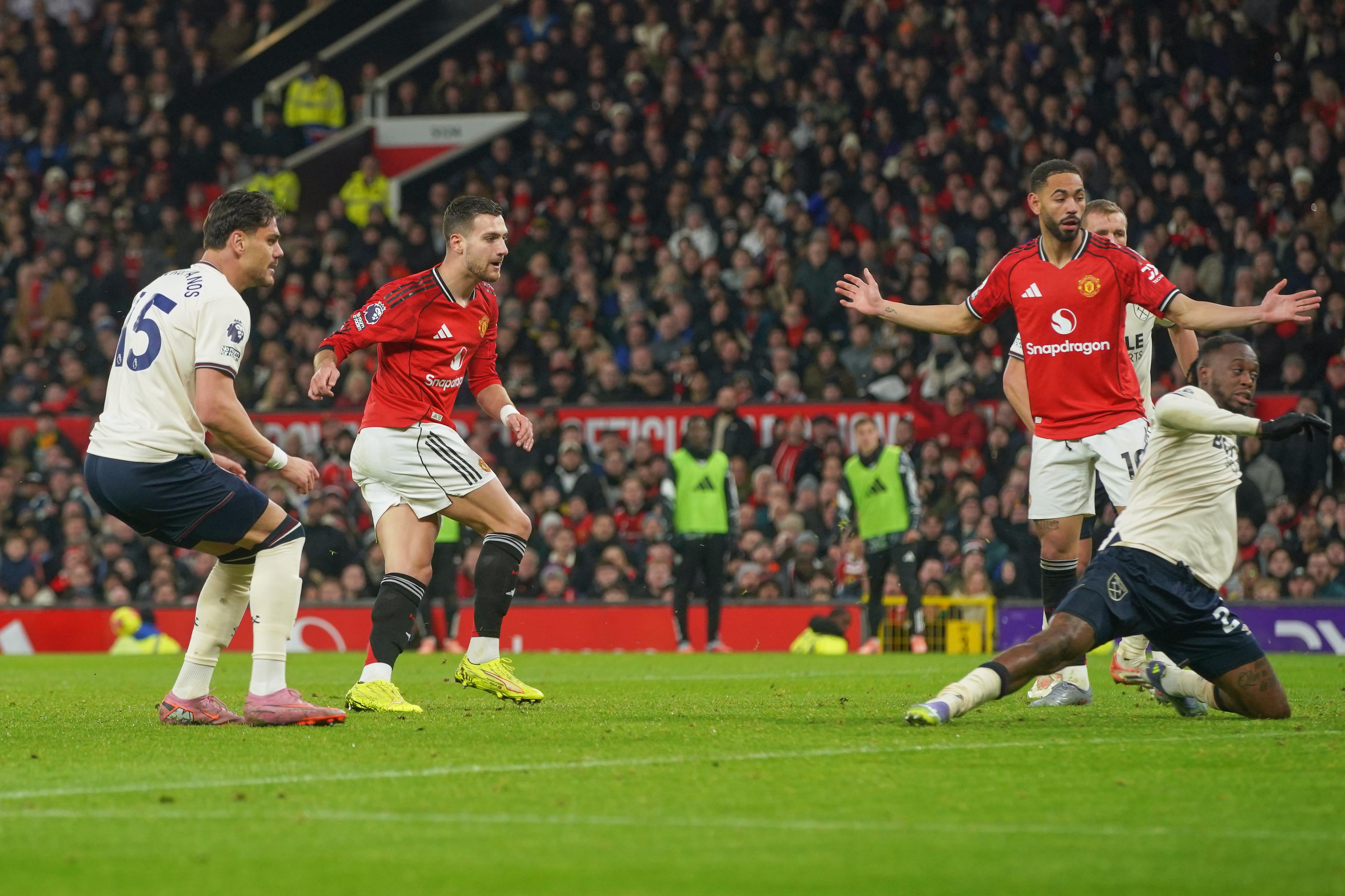 Manchester United'dan evinde bir puan kayb daha