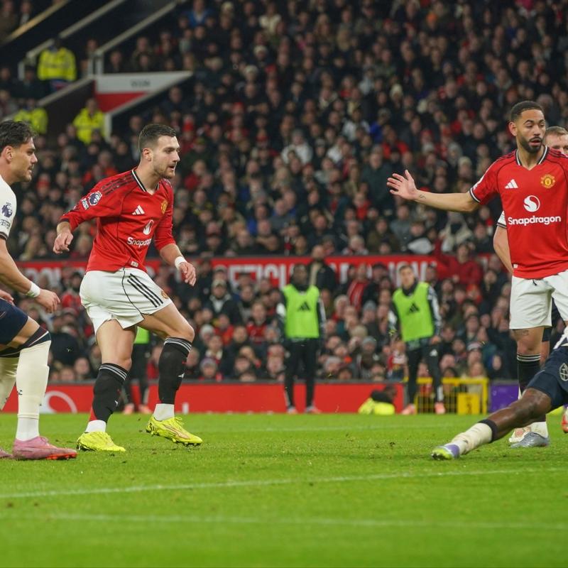 Manchester United'dan evinde bir puan kayb daha