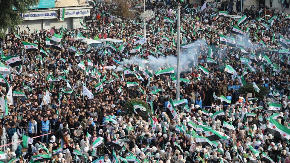 'Özgür Suriye' 1 yaşında: 61 yıllık rejimin çöküşü coşkuyla kutlandı